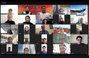 Pimpinan, dosen, dan mahasiswa FISIP Unhas mengikuti kuliah bersama akademisi UiTM Malaysia melalui Zoom. (Foto: Dok.Pribadi).